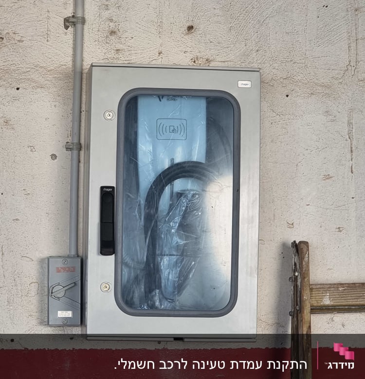 ארון חשמל עם כבלים ומתגים על קיר